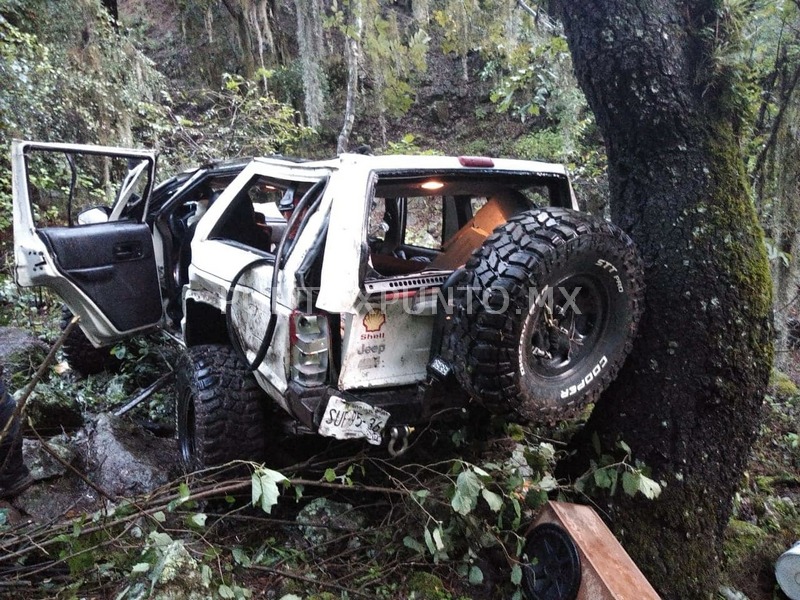 SE DESBARRANCAN EN JEEP EN SIERRA DE GALEANA, MUERE UNO, FAMILIARES SACAN CUERPO PORQUE HABIA OSOS EN EL LUGAR.