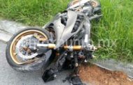 MUERE CONDUCTOR DE MOTOCICLETA EN CARRETERA NACIONAL AL DERRAPAR, CAE EN ARROYO.