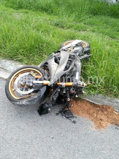 MUERE CONDUCTOR DE MOTOCICLETA EN CARRETERA NACIONAL AL DERRAPAR, CAE EN ARROYO.