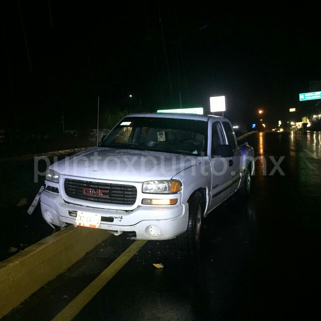 ACCIDENTE EN CONGREGACIÓN CALLES EN MONTEMORELOS, CHOFER DEJA ABANDONADO VEHÍCULO.