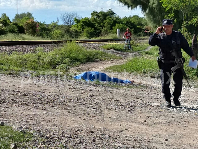 LOCALIZAN PERSONA SIN VIDA A UN COSTADO DE LAS VÍAS, AUTORIDADES INVESTIGAN