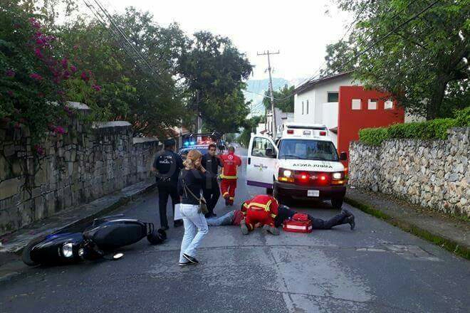 GRAVE CONDUCTOR DE MOTOCICLETA AL GOLPEARSE EN LA CABEZA AL DERRAPAR EN SANTIAGO.