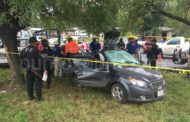 DOS PERSONAS MUEREN AL ESTRELLAR VEHICULO CONTRA UN ÁRBOL EN ALLENDE, NIÑA ES RESCATADA.