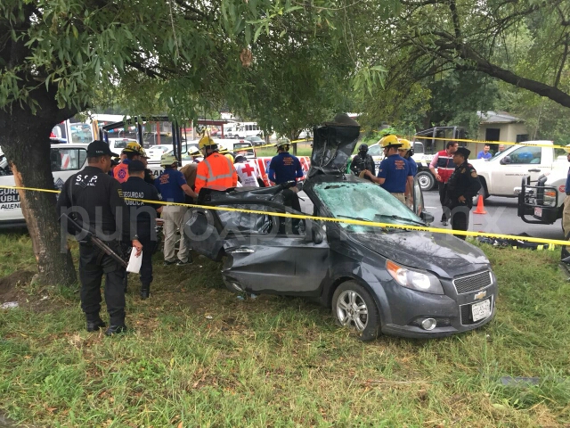 DOS PERSONAS MUEREN AL ESTRELLAR VEHICULO CONTRA UN ÁRBOL EN ALLENDE, NIÑA ES RESCATADA.