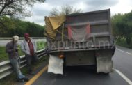 GOLPEA CAJA DE TRÁILER EN BARANDAL, SE LE DAÑAN NEUMÁTICOS, QUEDA ATRAVESADO EN CARRETERA.