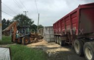 VUELCA CAJA DE TRÁILER CUANDO CHOFER CIRCULABA POR CARRETERA NACIONAL EN MMORELOS.