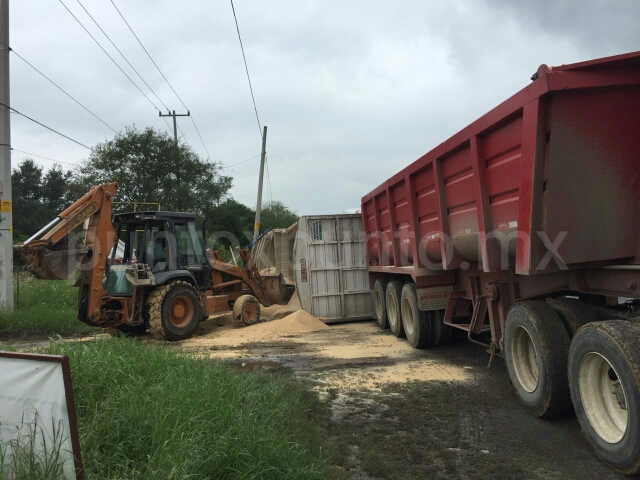 VUELCA CAJA DE TRÁILER CUANDO CHOFER CIRCULABA POR CARRETERA NACIONAL EN MMORELOS.