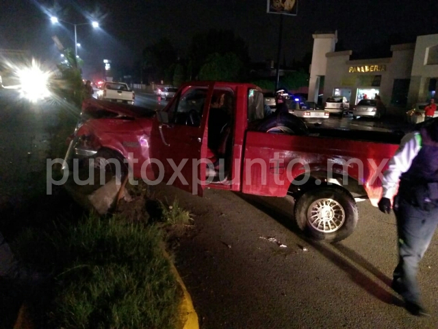 LE FALLAN FRENOS A SU CAMIONETA, LA ESTRELLA CON LUMINARIA Y DERRIBA EN AVENIDA DE MMORELOS.