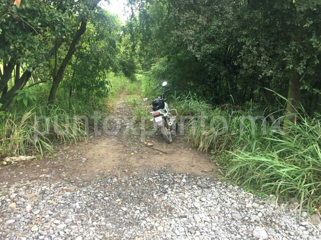 LO DETIENEN LA POLICÍA PARA INVESTIGARLO, PRESUMEN MOTOCICLETA CUENTA CON REPORTE DE ROBO.