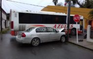 CONDUCTOR DE AUTO SE PASA ALTO, AUTOBÚS LO IMPACTA EN GENERAL TERÁN