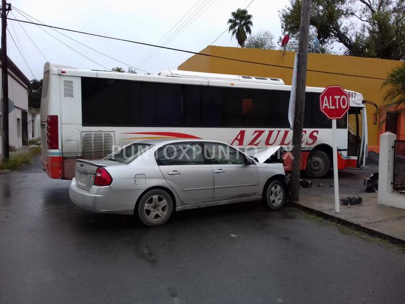 CONDUCTOR DE AUTO SE PASA ALTO, AUTOBÚS LO IMPACTA EN GENERAL TERÁN