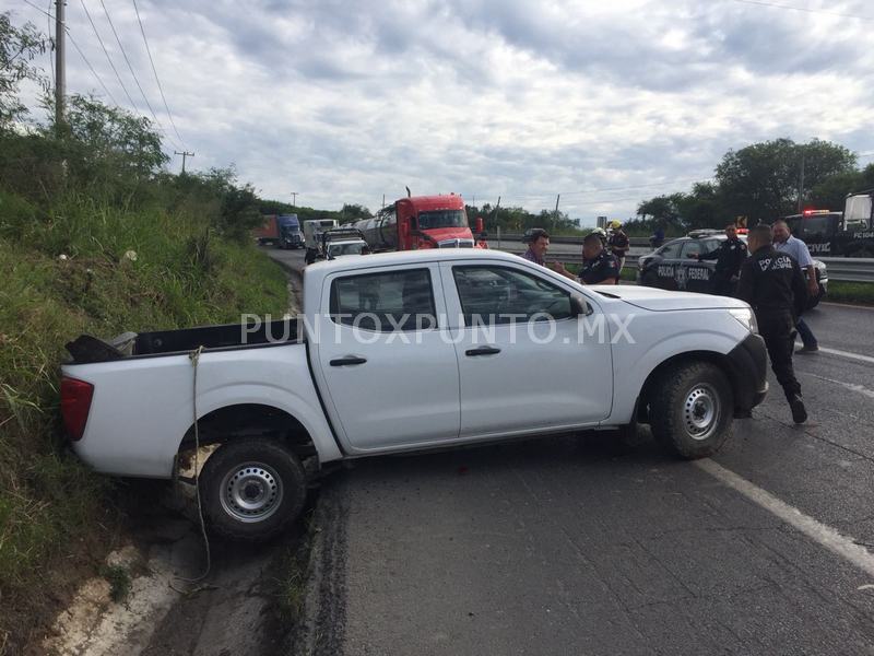 PIERDE CONTROL CONDUCTOR DE CAMIONETA Y QUEDA ENBANCADO EN CARRETERA NACIONAL, CANOAS MMORELOS.