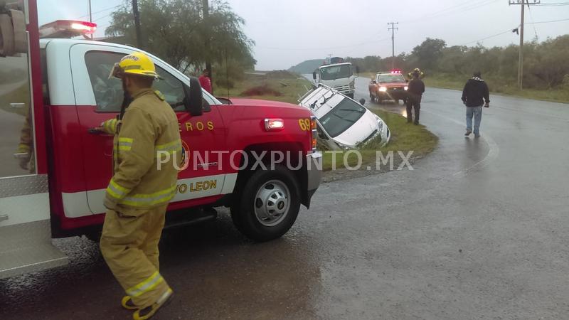 ACCIDENTE VIAL EN MONTEMORELOS, CONDUCTOR QUEDA CON VEHÍCULO ENBANCADO.