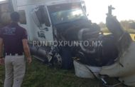 CHÓFER DE TRÁILER ESCAPA AL PARTICIPA EN ACCIDENTE Y DERRIBA POSTE CON CABLES DE ALTA TENSIÓN EN MMORELOS.