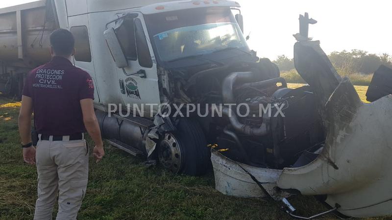 CHÓFER DE TRÁILER ESCAPA AL PARTICIPA EN ACCIDENTE Y DERRIBA POSTE CON CABLES DE ALTA TENSIÓN EN MMORELOS.