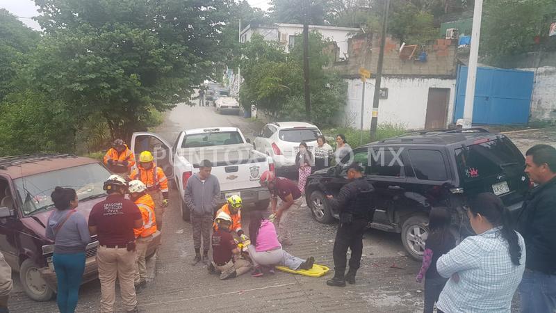 CAMIONETA DERRAPA Y CHOCA CON VEHÍCULO ESTACIONADO EN MONTEMORELOS, REPORTAN PERSONAS LESIONADAS.