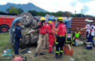 CHÓFER DE TRÁILER QUEDA PRENSADO EN VOLCADURA EN CARRETERA NACIONAL EN ALLENDE.