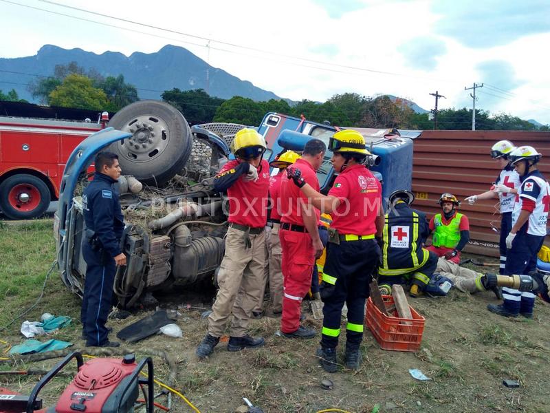 CHÓFER DE TRÁILER QUEDA PRENSADO EN VOLCADURA EN CARRETERA NACIONAL EN ALLENDE.