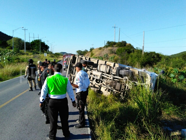 VOLCADURA EN MONTEMORELOS, TRABAJADORES DE LALA RESULTAN LESIONADOS.