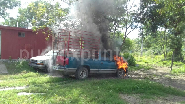 INCENDIO DE CAMIONETA MOVILIZA A PROTECCIÓN CIVIL DE GENERAL TERÁN.