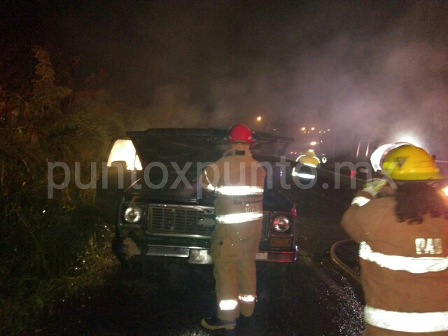 INCENDIO DE CAMIONETA MOVILIZA A PROTECCIÓN CIVIL DE MONTEMORELOS.