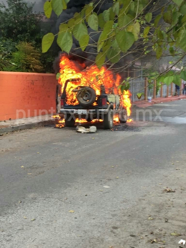 INCENDIO DE VEHÍCULO MOVILIZA A PROTECCIÓN CIVIL EN HUALAHUISES.