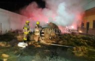 INCENDIO DE PACAS EN REMOLQUE QUE TRASLADABAN DE MMORELOS A HUALAHUISES, GENERA MOVILIZACIÓN DE BOMBEROS.