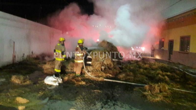 INCENDIO DE PACAS EN REMOLQUE QUE TRASLADABAN DE MMORELOS A HUALAHUISES, GENERA MOVILIZACIÓN DE BOMBEROS.