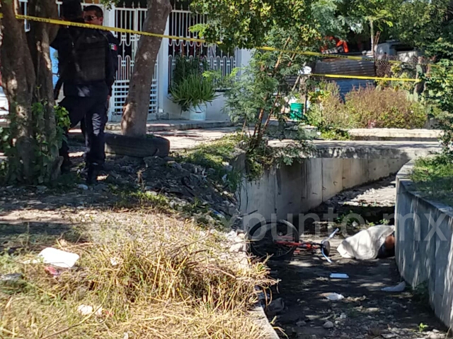 INTENTA PASAR PUENTE EN ARROYO, CAE Y MUERE ALBAÑIL EN LINARES.