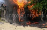 INCENDIO DE VIVIENDA ABANDONADA MOVILIZA A PROTECCIÓN CIVIL Y BOMBEROS DE MMORELOS.