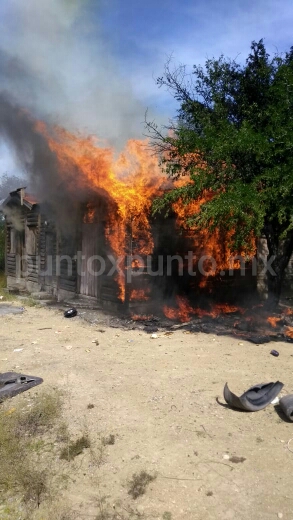 INCENDIO DE VIVIENDA ABANDONADA MOVILIZA A PROTECCIÓN CIVIL Y BOMBEROS DE MMORELOS.