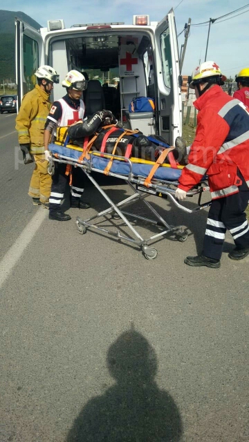 CONDUCTOR DE MOTOCICLETA DERRAPA Y CHOCA EN ALLENDE EN CARRETERA NACIONAL, RESULTA LESIONADO.