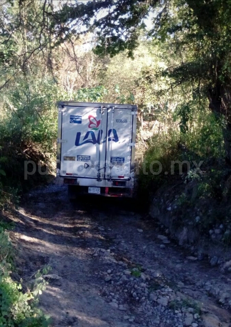 HOMBRES ARMADOS SE ROBAN CAMION REPARTIDOR DE LECHE EN MMORELOS,  LO ENCUENTRAN ABANDONADO