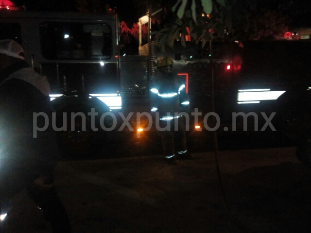 INCENDIO ESTA MADRUGADA EN UNA CASA EN COLONIA INFONAVIT EN MMORELOS, SE MOVILIZA PC.