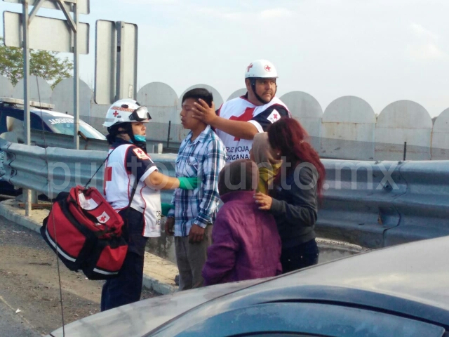 ACCIDENTE VIAL ENTRADA A MONTEMORELOS, REPORTAN DAÑOS MATERIALES.