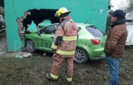 ESTRELLA VEHÍCULO EN DOMICILIO, SE SALVAN OCUPANTES, SON AUXILIADOS.