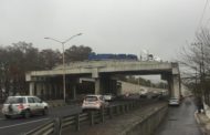 TRÁILER BLOQUEA VIALIDAD EN SANTIAGO, SE ATORA EN PUENTE.