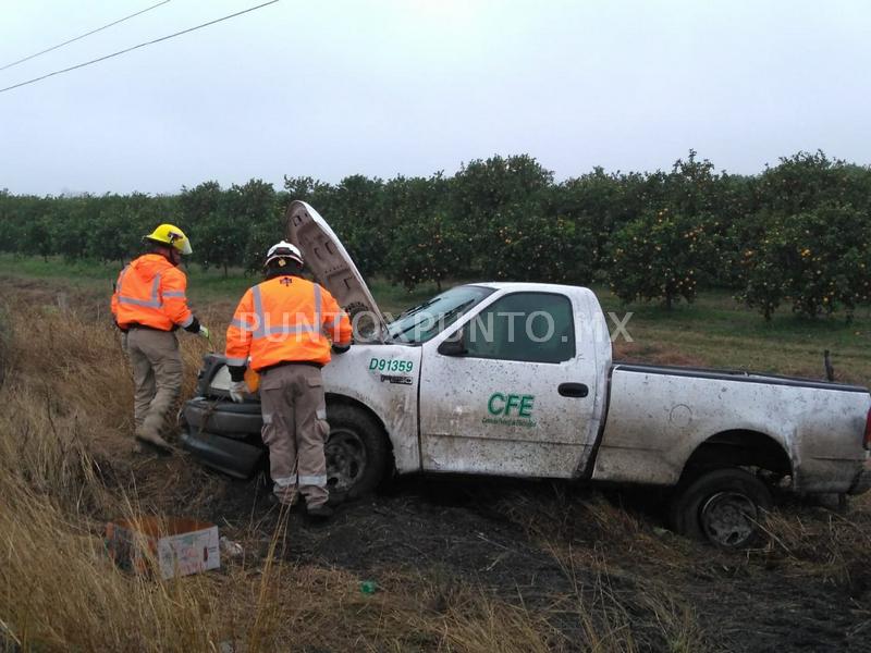 DERRAPA Y SALE DE LA CARRETERA TRABAJADOR DE CFE AL SACAR LA VUELTA A DOS PERROS.