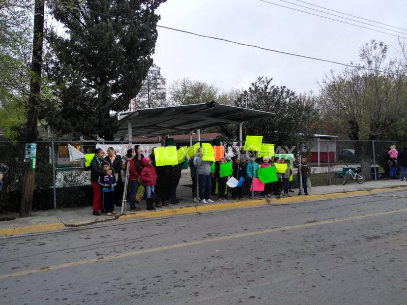 PROTESTAN PADRES DE FAMILIA POR SALIDA DE MAESTRA DE ESCUELA DE MMORELOS.