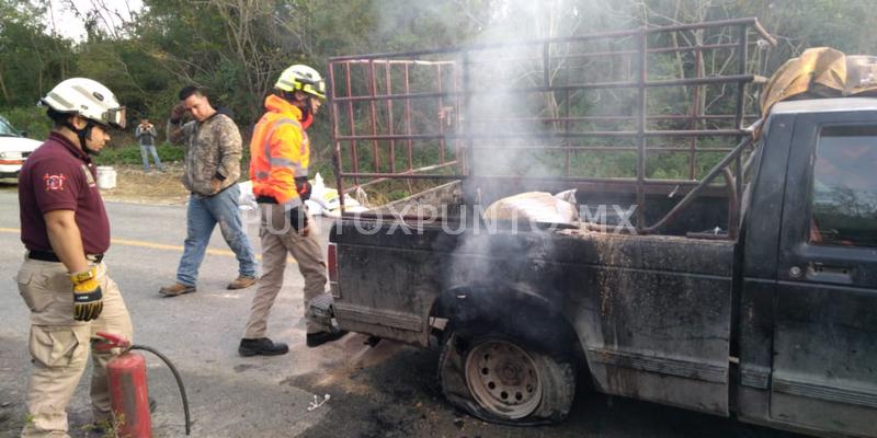 INCENDIO DE VEHÍCULO EN MONTEMORELOS, SE MOVILIZA PROTECCIÓN CIVIL Y BOMBEROS.