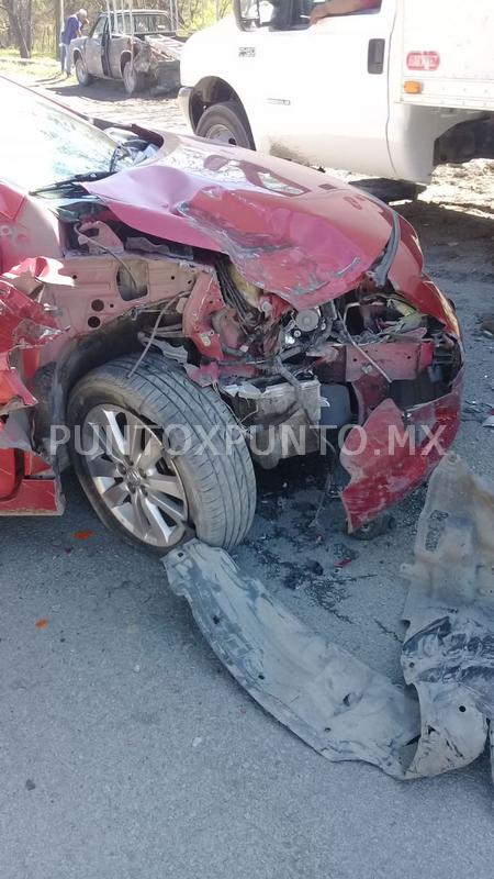 CHOQUE POR ALCANCE EN CRUCE DE AVENIDA EN MMORELOS, REPORTAN DAÑOS MATERIALES