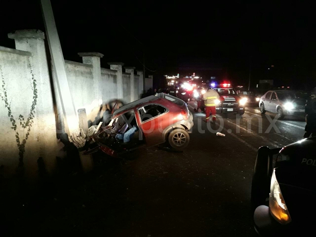 CHOCA CONDUCTOR CONTRA POSTE DE CONCRETO EN SANTIAGO, LO TRASLADAN GRAVE.