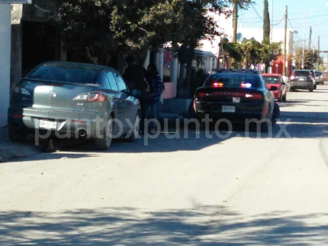 TRAS CATEOS EN RINCÓN DE LAS HUERTAS DONDE ENCONTRARON DROGA, REVISAN POLICIA A QUIÉN ENTRA Y SALE.