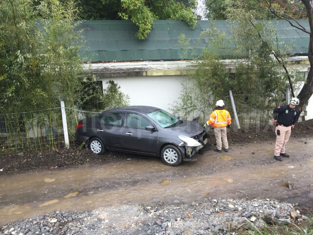 DERRAPA Y SALE DE CARRETERA, RESULTA ILESO