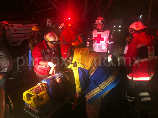 UNA MUJER PRENSADA Y CONDUCTORA LESIONADA AL IMPACTARSE CON ÁRBOL EN ACCIDENTE EN MMORELOS.