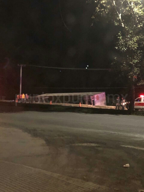 VUELCA TRÁILER EN CARRETERA NACIONAL EN SANTIAGO, CHÓFER RESULTA ILESO.