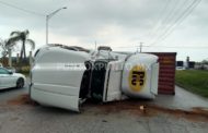 VUELCA TRÁILER CARGADO DE 10 TONELADAS DE TABLAROCA EN ALLENDE.