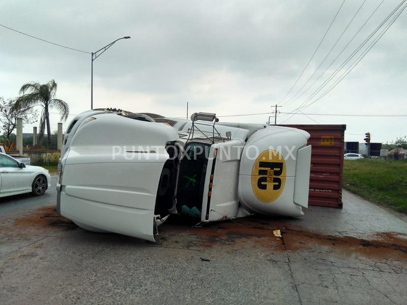 VUELCA TRÁILER CARGADO DE 10 TONELADAS DE TABLAROCA EN ALLENDE.