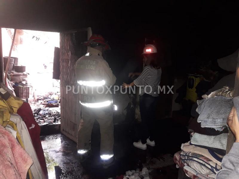 INCENDIO EN UNA VIVIENDA GENERA LA MOVILIZACION DE BOMBEROS NUEVO LEÓN, MORADORES RESULTAN INTOXICADOS.