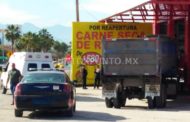 SE SALVA DE MILAGRO, POR REALIZAR COMPRAS, TRAILER PROYECTA SU VEHÍCULO EN CARRETERA NACIONAL.